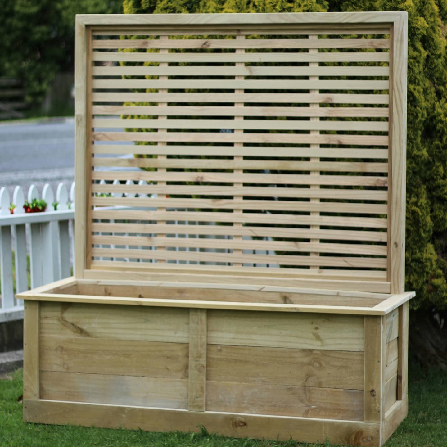 Pine Planter with Trellis